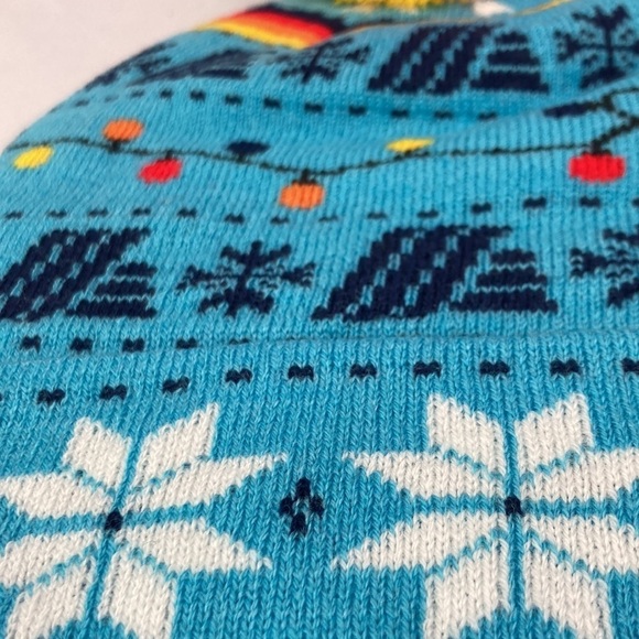 Aldi holiday knit hat with pompom - Picture 3 of 7